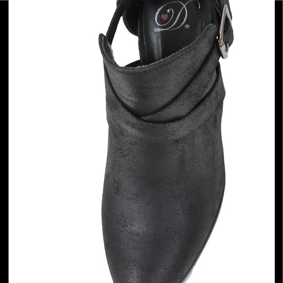 Black almond toe criss cross cut out ankle boot - Picture 4 of 4